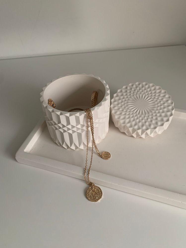 Trinkets container
